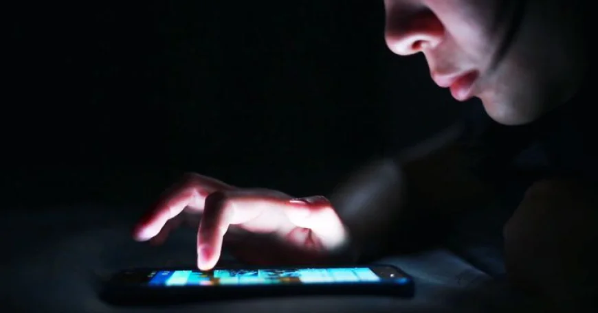 How to Shield Your Skin from Blue Light Damage in a Screen-Obsessed World